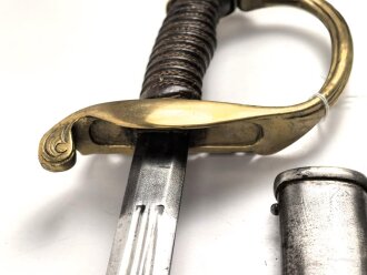 Sachsen, Degen für Offiziere Modell 1867. Klinge " garantiert Eisenhauer" sowie geätztes Monogramm "AR unter Krone" (König Albert 1873 - 1902). Guter Gesamtzustand