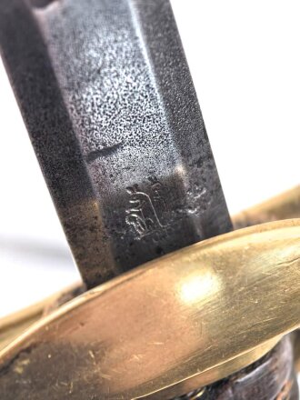 Sachsen, Degen für Offiziere Modell 1867. Klinge " garantiert Eisenhauer" sowie geätztes Monogramm "AR unter Krone" (König Albert 1873 - 1902). Guter Gesamtzustand