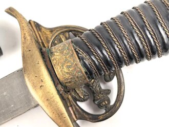 Preussen, Infanterie Offiziers Degen Modell 1889 . Das Grifftsück in Luxusausführung, die Scheide vernickelt. Klinge ohne Hersteller