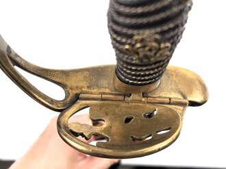 Preussen, IOD89, Infanterie Offiziers Degen Modell 1889. Das "Griffemblem" sicherlich neuzeitlich befestigt, vermutlich aus Teilen zusammengesetztes Stück