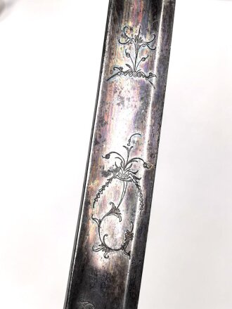 Frankreich, Säbel für Infanterie Offiziere um 1800. Seitenbügel des Griffes beweglich, beidseitig verzierte, saubere Klinge. Insgesamt in für das Alter sehr gutem Zustand.