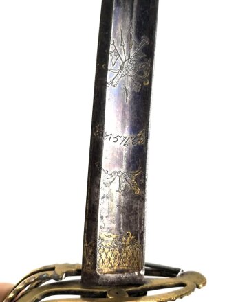 Frankreich, Säbel für Infanterie Offiziere um 1800. Seitenbügel des Griffes beweglich, beidseitig verzierte, saubere Klinge. Insgesamt in für das Alter sehr gutem Zustand.