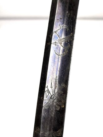 Frankreich, Säbel für Infanterie Offiziere um 1800. Seitenbügel des Griffes beweglich, beidseitig verzierte, saubere Klinge. Insgesamt in für das Alter sehr gutem Zustand.