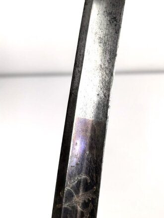 Frankreich, Säbel für Infanterie Offiziere um 1800. Seitenbügel des Griffes beweglich, beidseitig verzierte, saubere Klinge. Insgesamt in für das Alter sehr gutem Zustand.