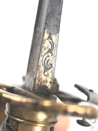Frankreich, Säbel für Infanterie Offiziere um 1800. Seitenbügel des Griffes beweglich, beidseitig verzierte, saubere Klinge. Insgesamt in für das Alter sehr gutem Zustand.