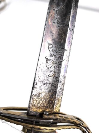 Frankreich, Säbel für Infanterie Offiziere um 1800. Seitenbügel des Griffes beweglich, beidseitig verzierte, saubere Klinge. Insgesamt in für das Alter sehr gutem Zustand.