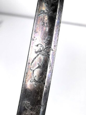 Frankreich, Säbel für Infanterie Offiziere um 1800. Seitenbügel des Griffes beweglich, beidseitig verzierte, saubere Klinge. Insgesamt in für das Alter sehr gutem Zustand.