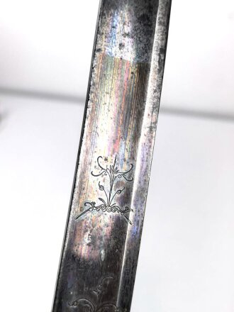 Frankreich, Säbel für Infanterie Offiziere um 1800. Seitenbügel des Griffes beweglich, beidseitig verzierte, saubere Klinge. Insgesamt in für das Alter sehr gutem Zustand.