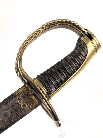 Frankreich, Säbel für Infanterie Offiziere um 1800. Seitenbügel des Griffes beweglich, beidseitig verzierte, saubere Klinge. Insgesamt in für das Alter sehr gutem Zustand.