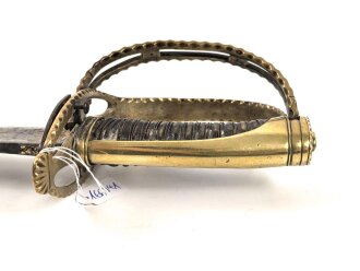 Frankreich, Säbel für Infanterie Offiziere um 1800. Seitenbügel des Griffes beweglich, beidseitig verzierte, saubere Klinge. Insgesamt in für das Alter sehr gutem Zustand.