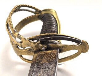 Frankreich, Säbel für Infanterie Offiziere um 1800. Seitenbügel des Griffes beweglich, beidseitig verzierte, saubere Klinge. Insgesamt in für das Alter sehr gutem Zustand.