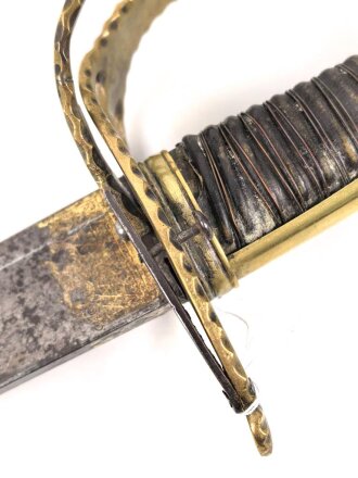 Frankreich, Säbel für Infanterie Offiziere um 1800. Seitenbügel des Griffes beweglich, beidseitig verzierte, saubere Klinge. Insgesamt in für das Alter sehr gutem Zustand.