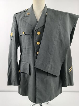 U.S. Army, Uniformjacke datiert 1981. Die Effekten scheinbar original vernäht, dazu eine passende Hose.