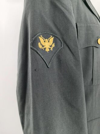 U.S. Army, Uniformjacke datiert 1981. Die Effekten scheinbar original vernäht, dazu eine passende Hose.