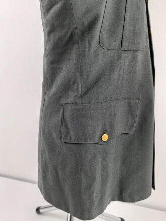 U.S. Army, Uniformjacke datiert 1981. Die Effekten scheinbar original vernäht, dazu eine passende Hose.