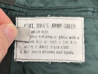 U.S. Army, Uniformjacke datiert 1981. Die Effekten scheinbar original vernäht, dazu eine passende Hose.