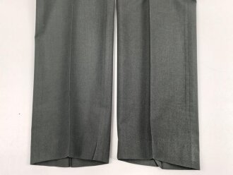 U.S. Army, Uniformjacke datiert 1981. Die Effekten scheinbar original vernäht, dazu eine passende Hose.