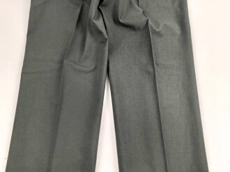 U.S. Army, Uniformjacke datiert 1981. Die Effekten scheinbar original vernäht, dazu eine passende Hose.