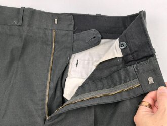 U.S. Army, Uniformjacke datiert 1981. Die Effekten scheinbar original vernäht, dazu eine passende Hose.