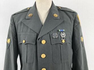 U.S. Army, Uniformjacke datiert 1981. Die Effekten scheinbar original vernäht, dazu eine passende Hose.