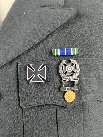 U.S. Army, Uniformjacke datiert 1981. Die Effekten scheinbar original vernäht, dazu eine passende Hose.