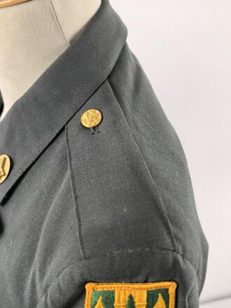 U.S. Army, Uniformjacke datiert 1981. Die Effekten scheinbar original vernäht, dazu eine passende Hose.