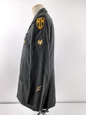 U.S. Army, Uniformjacke datiert 1981. Die Effekten scheinbar original vernäht, dazu eine passende Hose.