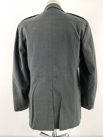 U.S. Army, Uniformjacke datiert 1981. Die Effekten scheinbar original vernäht, dazu eine passende Hose.