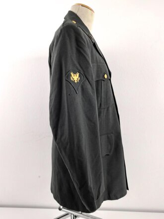 U.S. Army, Uniformjacke datiert 1981. Die Effekten scheinbar original vernäht, dazu eine passende Hose.