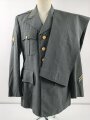 U.S. Army, Uniformjacke datiert 1981. Die Effekten scheinbar original vernäht, dazu eine passende Hose.