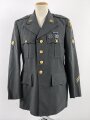 U.S. Army, Uniformjacke datiert 1981. Die Effekten scheinbar original vernäht, dazu eine passende Hose.