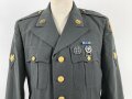 U.S. Army, Uniformjacke datiert 1981. Die Effekten scheinbar original vernäht, dazu eine passende Hose.