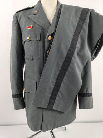 U.S. Army, Uniformjacke datiert 1971. Die Effekten scheinbar original vernäht, dazu eine passende Hose.