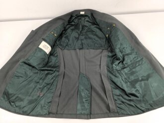 U.S. Army, Uniformjacke datiert 1971. Die Effekten scheinbar original vernäht, dazu eine passende Hose.