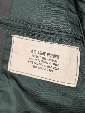 U.S. Army, Uniformjacke datiert 1971. Die Effekten scheinbar original vernäht, dazu eine passende Hose.