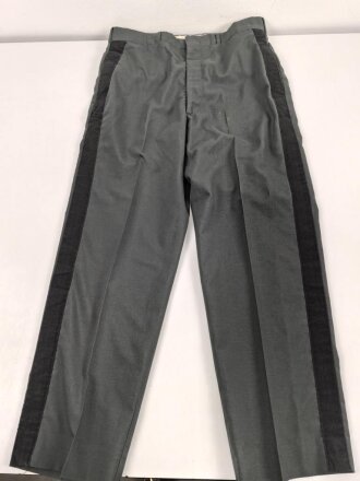 U.S. Army, Uniformjacke datiert 1971. Die Effekten scheinbar original vernäht, dazu eine passende Hose.