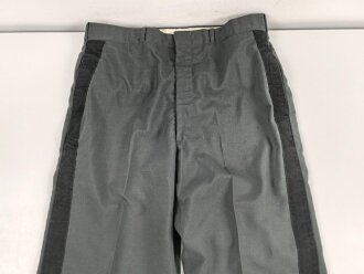 U.S. Army, Uniformjacke datiert 1971. Die Effekten scheinbar original vernäht, dazu eine passende Hose.