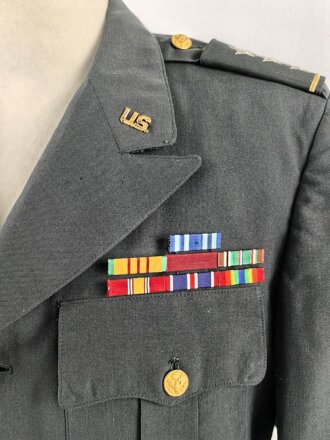 U.S. Army, Uniformjacke datiert 1971. Die Effekten scheinbar original vernäht, dazu eine passende Hose.