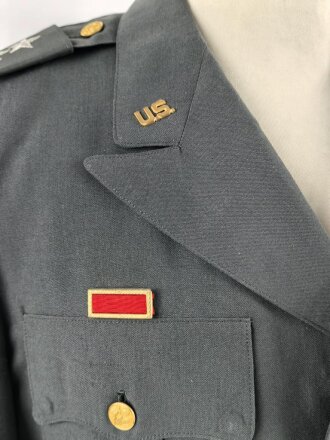 U.S. Army, Uniformjacke datiert 1971. Die Effekten scheinbar original vernäht, dazu eine passende Hose.