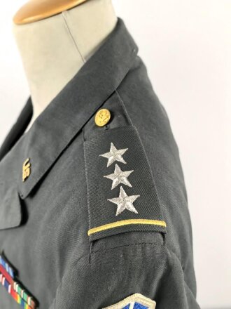 U.S. Army, Uniformjacke datiert 1971. Die Effekten scheinbar original vernäht, dazu eine passende Hose.