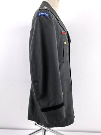 U.S. Army, Uniformjacke datiert 1971. Die Effekten scheinbar original vernäht, dazu eine passende Hose.
