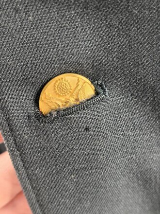 U.S. Army, Uniformjacke datiert 1976. Die Effekten scheinbar original vernäht, dazu eine passende Hose.