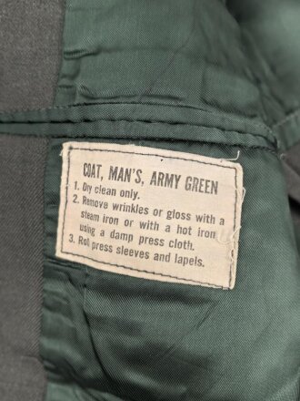 U.S. Army, Uniformjacke datiert 1976. Die Effekten scheinbar original vernäht, dazu eine passende Hose.