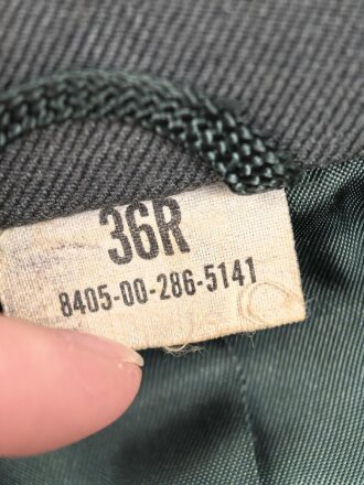 U.S. Army, Uniformjacke datiert 1976. Die Effekten scheinbar original vernäht, dazu eine passende Hose.