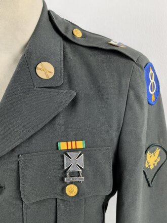 U.S. Army, Uniformjacke datiert 1976. Die Effekten scheinbar original vernäht, dazu eine passende Hose.
