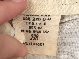 U.S. Army, Uniformjacke datiert 1976. Die Effekten scheinbar original vernäht, dazu eine passende Hose.
