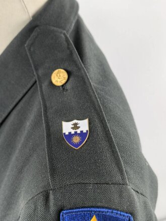 U.S. Army, Uniformjacke datiert 1976. Die Effekten scheinbar original vernäht, dazu eine passende Hose.