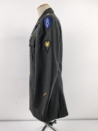 U.S. Army, Uniformjacke datiert 1976. Die Effekten scheinbar original vernäht, dazu eine passende Hose.