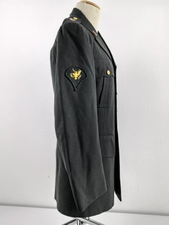 U.S. Army, Uniformjacke datiert 1976. Die Effekten scheinbar original vernäht, dazu eine passende Hose.