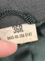 U.S. Army, Uniformjacke datiert 1976. Die Effekten scheinbar original vernäht, dazu eine passende Hose.